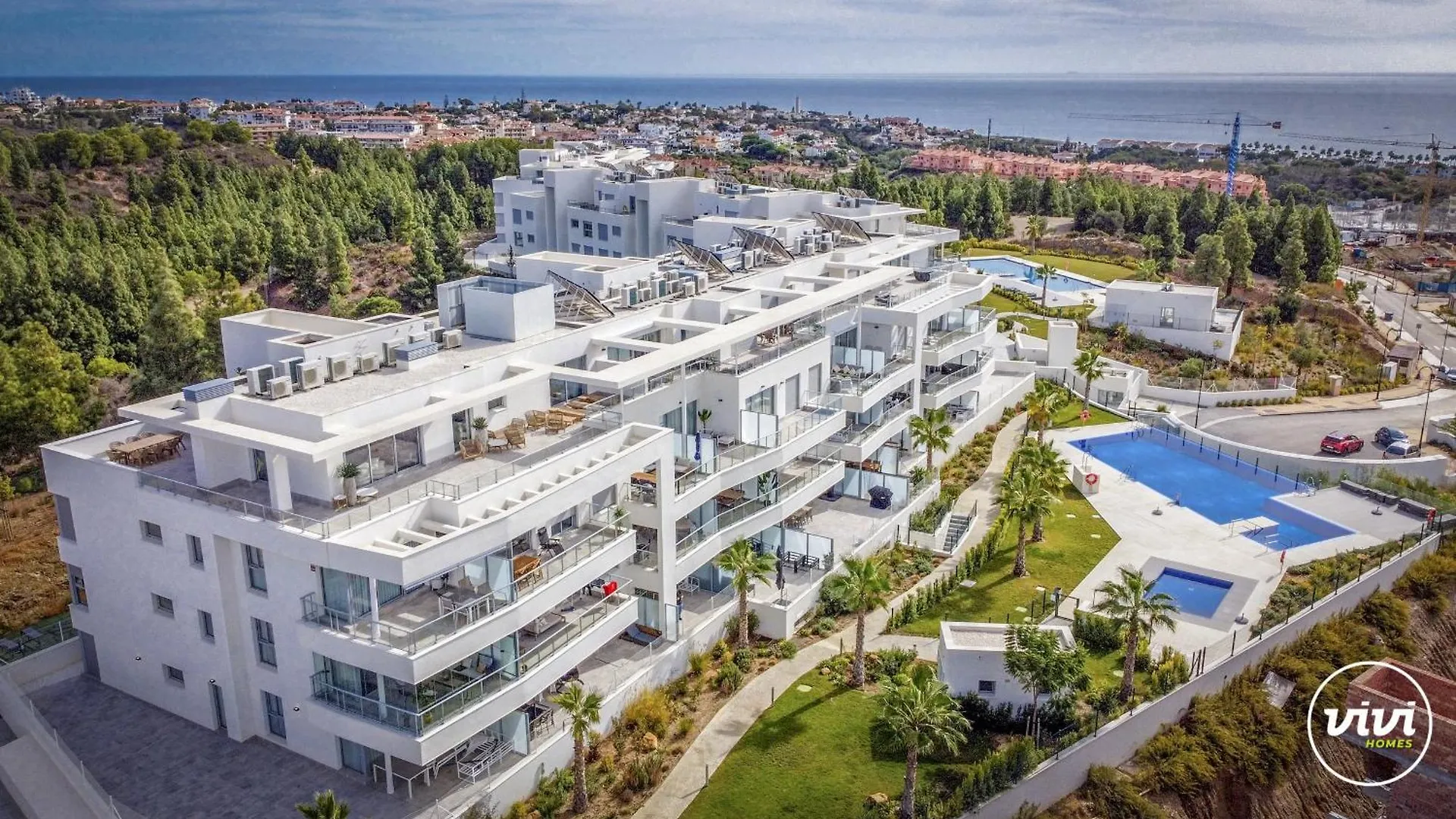 Vivi Homes - Luxor Gym, Pool, Terrace & Beach location
